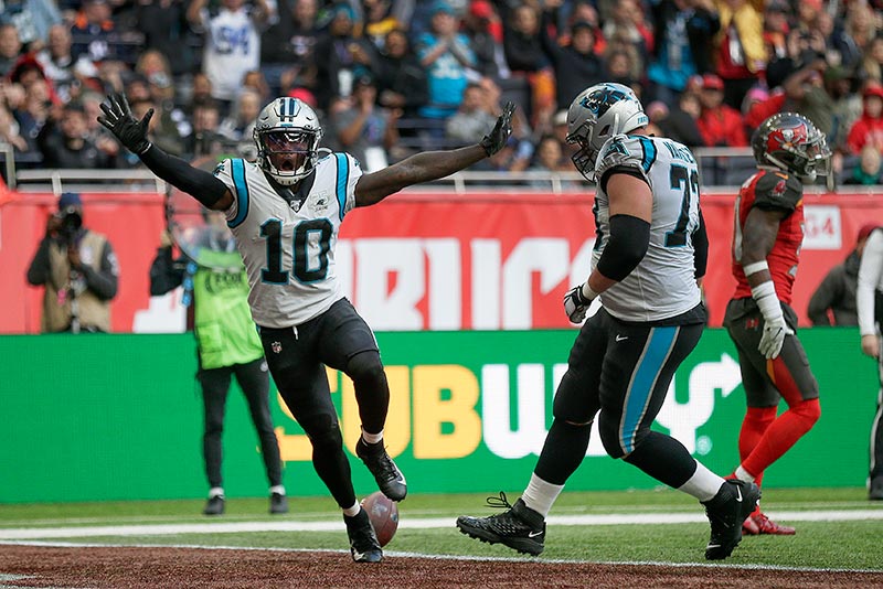 Curtis Samuel celebra su touchdown contra Tampa Bay