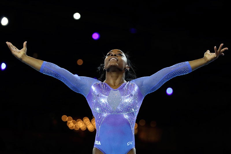 Simone Biles celebra en el Mundial de gimnasia