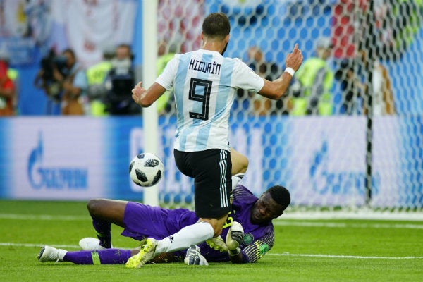 Uzoho le gana un mano a mano a Higuaín en Rusia 2018