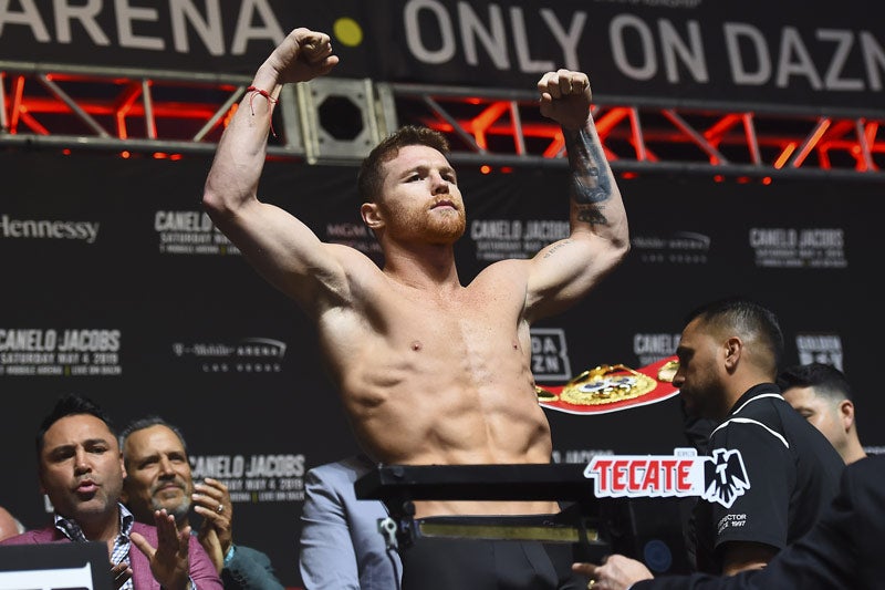 Canelo en una ceremonia de pesaje