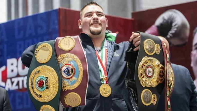 Andy Ruiz presume sus cinturones de peso pesado