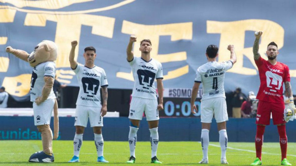 Jugadores de Pumas entonando el himno de la institución