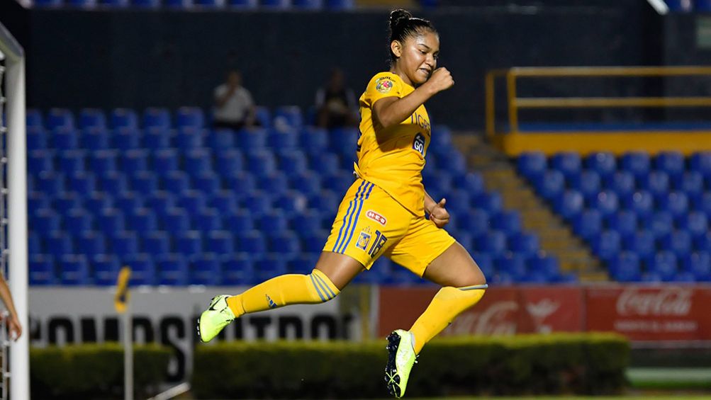 Belén Cruz festeja un tanto de Tigres