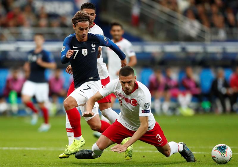 Griezmann y Menh Demiral disputan un balón