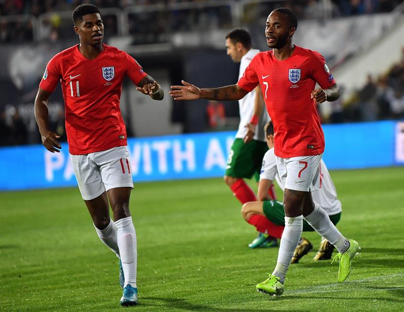 Sterling y Marcus Rashford festejan una diana de Inglaterra