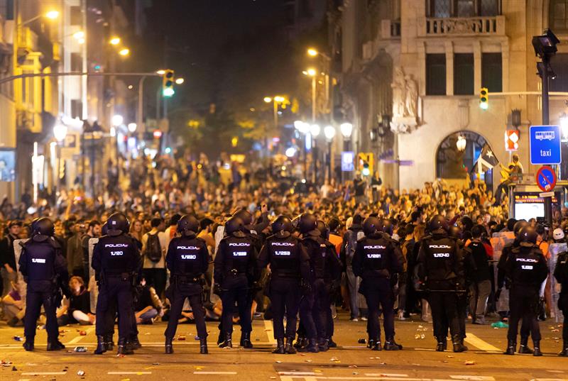 Policías frente a los manifestantes concentrados en la Via Laietana