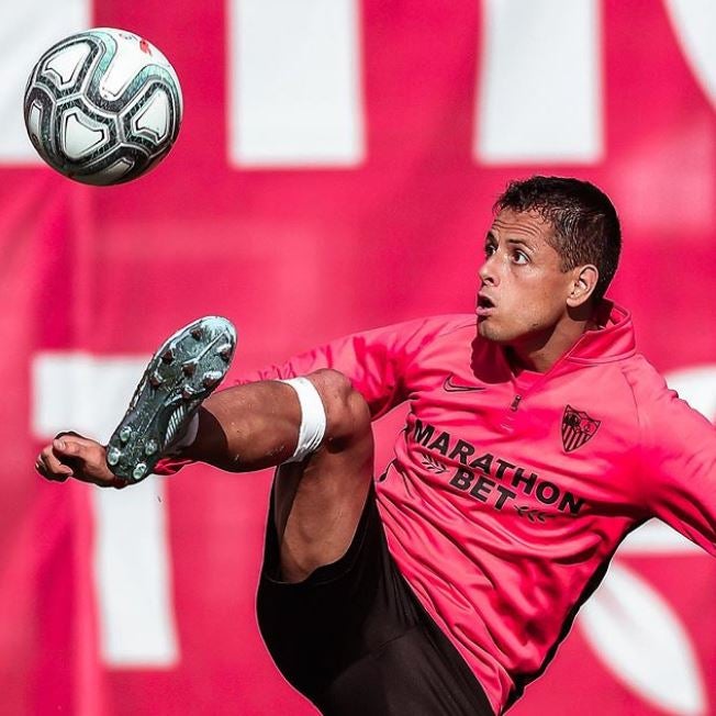 Chicharito en un entrenamiento con el Sevilla