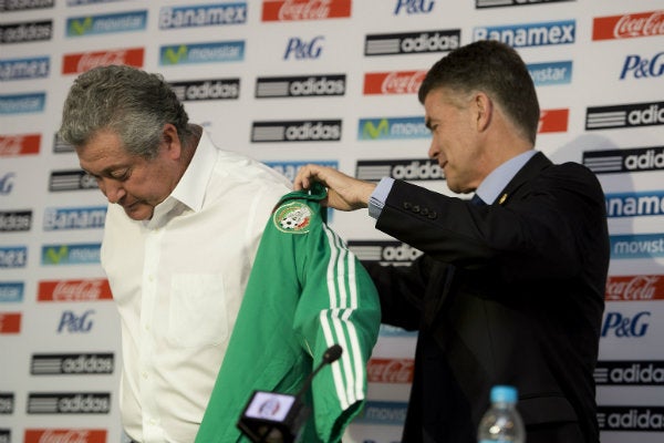 Vucetich y Héctor González Iñárritu durante la presentación del D.T.