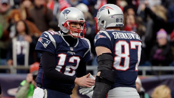 Brady felicita a Gronk tras una gran atrapada