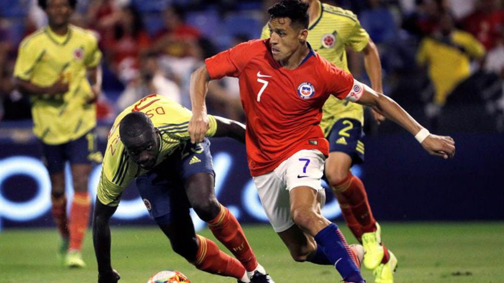 Alexis encarando a Davinson Sánchez