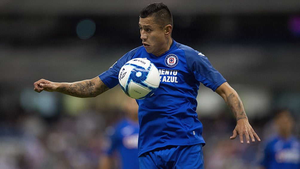 El central de La Máquina, durante un duelo en el Estadio Azteca