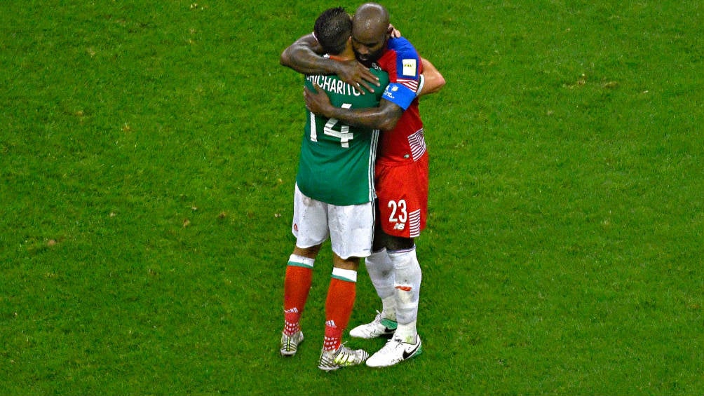 Chicharito y Felipe Baloy se abrazan durante un partido