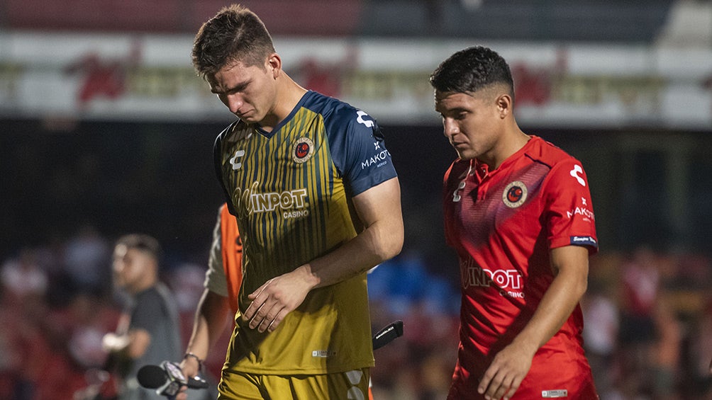 Jugadores de los Tiburones Rojos se lamentan tras una derrota