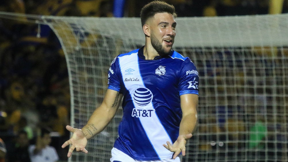 Lucas Cavallini celebra un gol con el Puebla