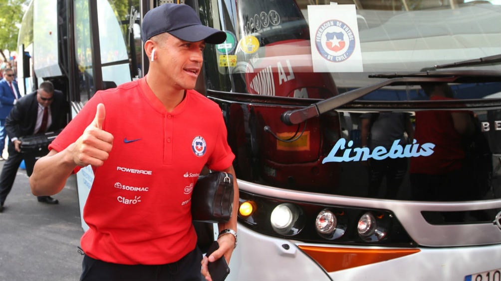 Alexis bajando del camión de la selección chilena 