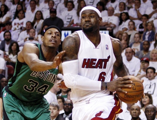 Paul Pierce y Lebron James durante un Celtics vs Heat