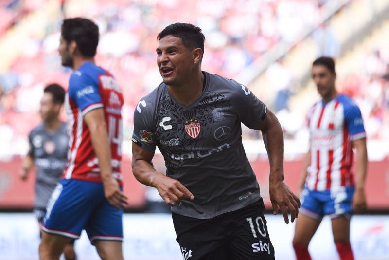 Maximiliano Salas celebra una anotación ante Chivas