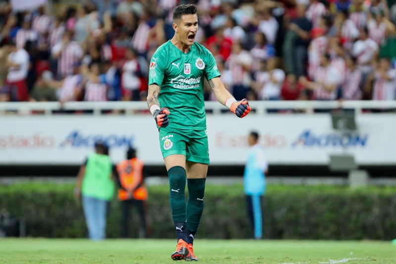 Raúl Gudiño en un juego e Chivas como local