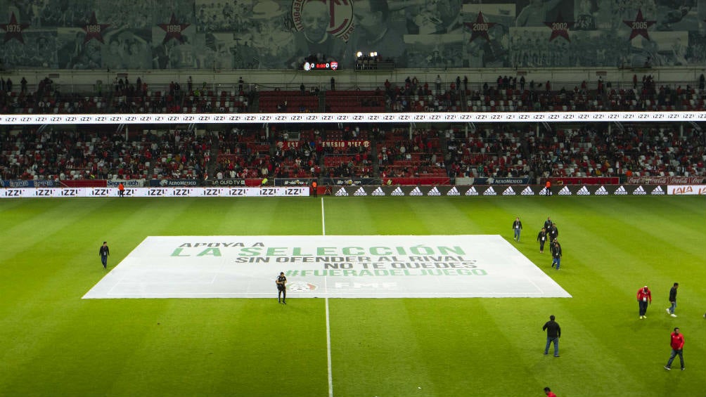 Manta para evitar los gritos en la tribuna en el estadio Nemesio Diez