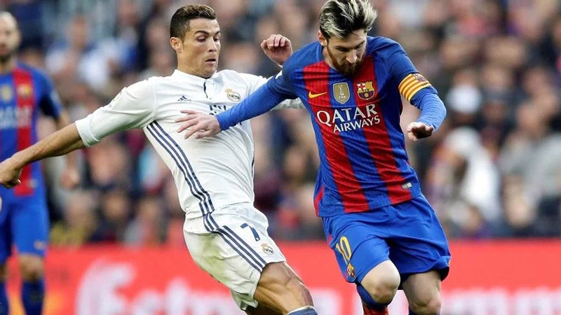 Messi y Cr7 pelean un balón en un Clásico de España