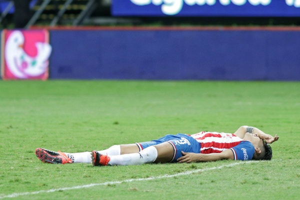 Alan Pulido en el césped durante un partido