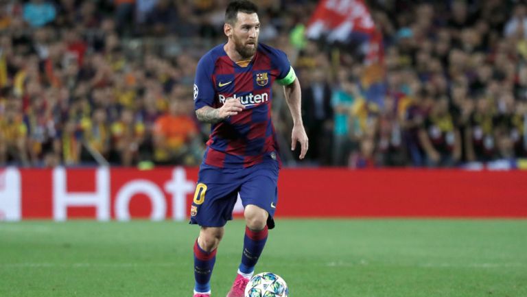 Messi conduce el balón en un juego del Barcelona