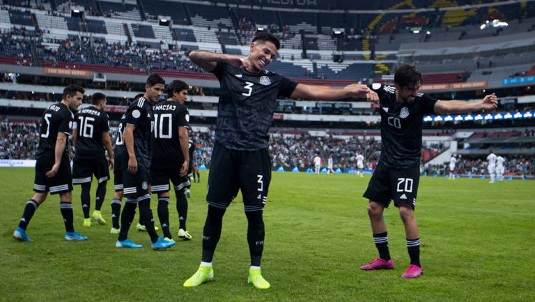 Jugadores del Tri festejan en el Estadio Azteca 