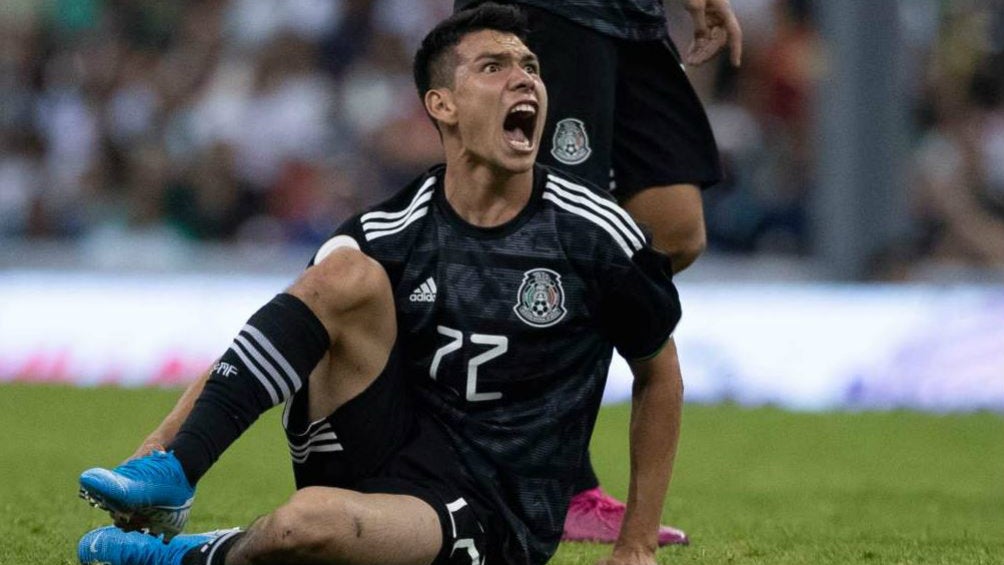 Hirving Lozano sufre tras un fuerte impacto