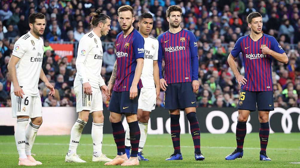 Jugadores del Barcelona y Real Madrid en el Clásico español