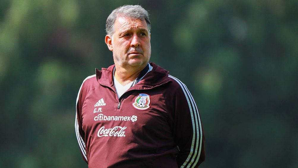 Tata Martino luce pensativo en un entrenamiento del Tri