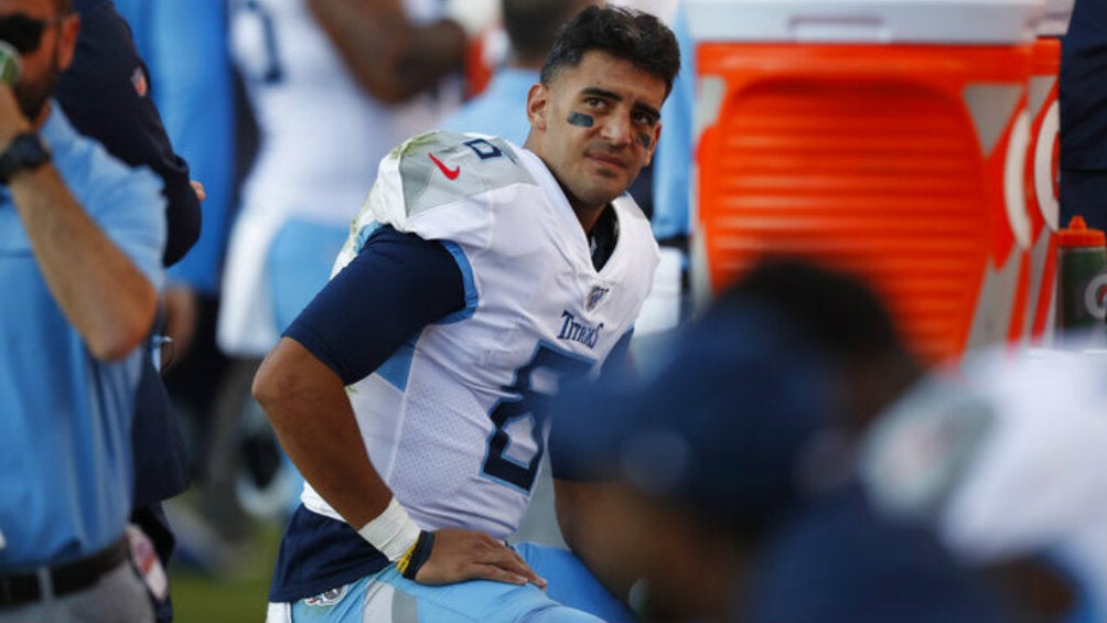 Marcus Mariota en la banca de los Titans