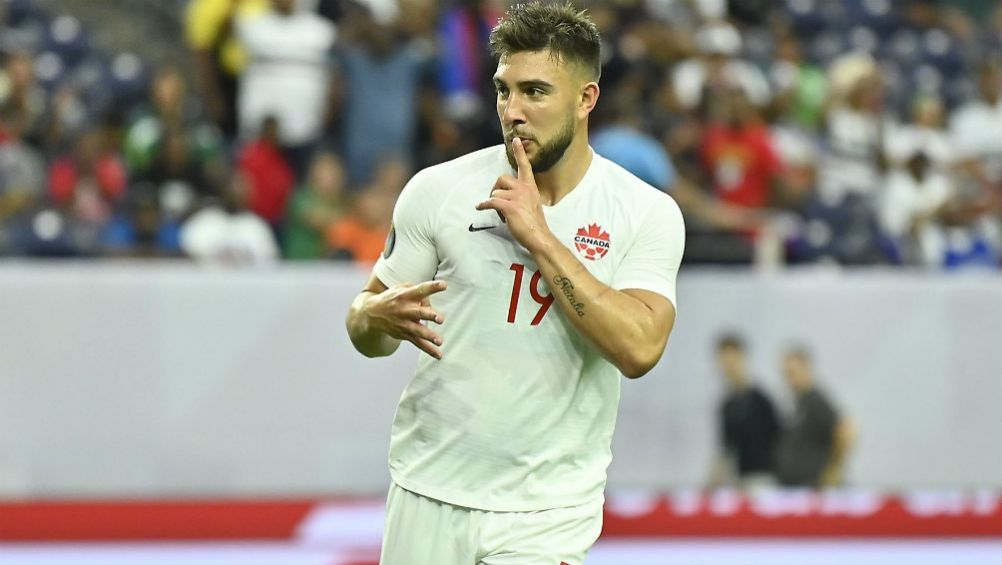 Lucas Cavallini celebrando una anotación con Canadá