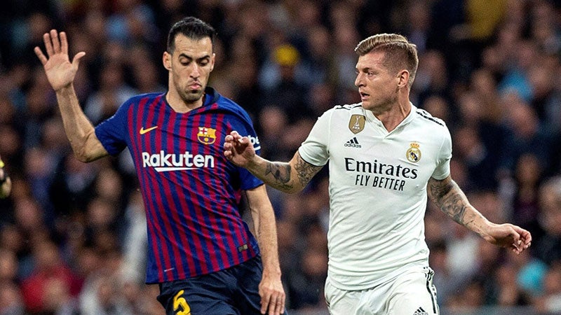 Sergio Busquets y Toni Kroos disputan el balón