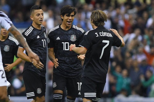 Piojo Alvarado, JJ Macías y Sebastián Córdova festejan un gol