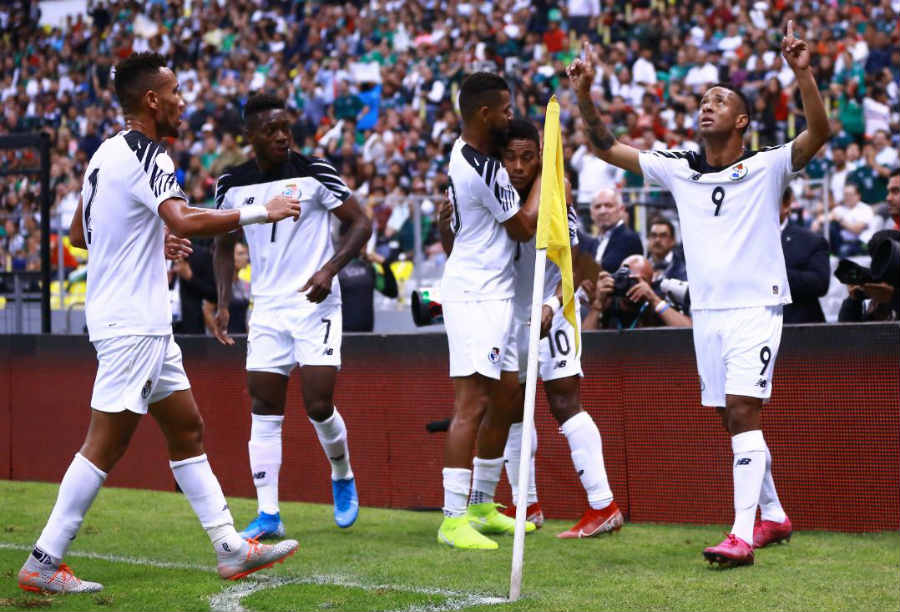 Jugadores de Panamá festejan un gol contra México