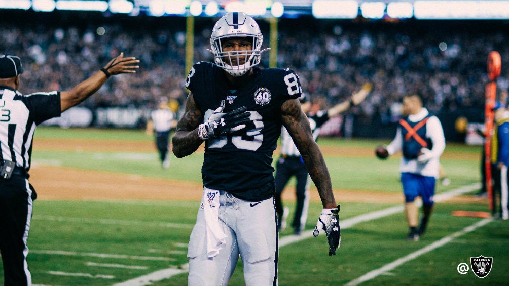 Darren Waller celebrando como jugador de Oakland Raiders