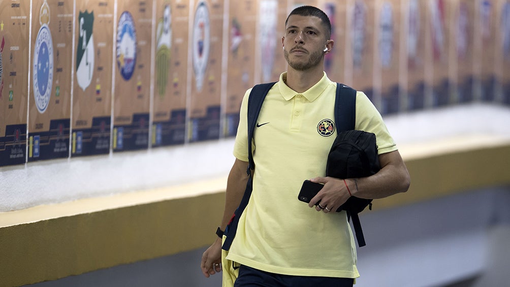 Guido llegando al Estadio Azteca, previo a un partido con América