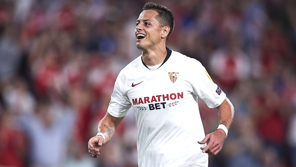 Chicharito celebra un gol con el Sevilla 