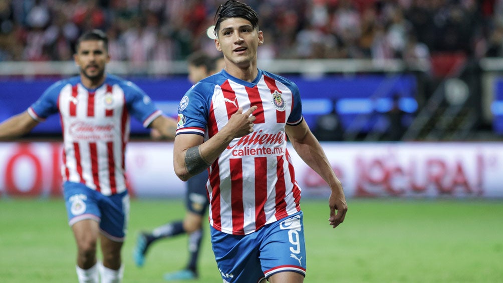 Alan Pulido celebra una anotación con Chivas 