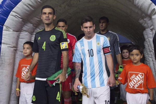 Márquez y Messi con el gafete de capitán en un enfrentamiento de selecciones