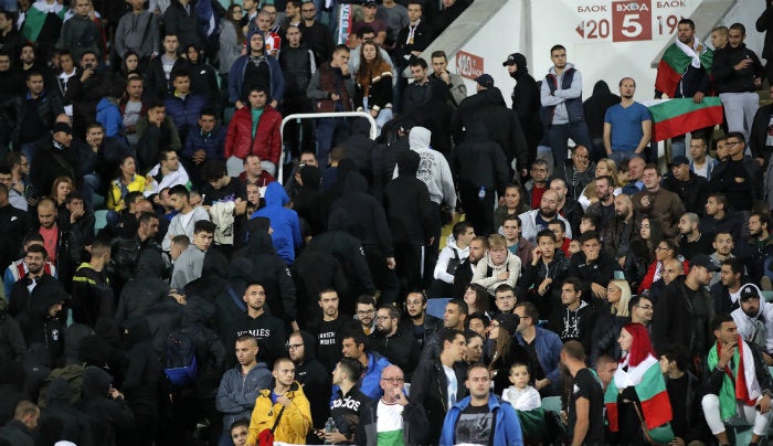 Fans de Bulgaria abandonan el estadio