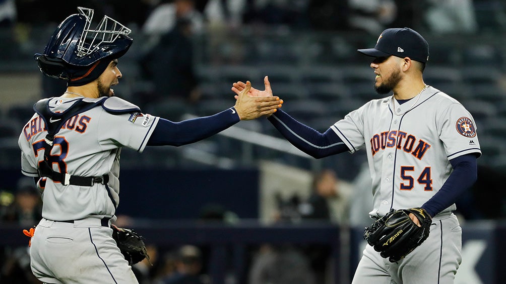 Robinson Chirinos y Roberto Osuna festejan la victoria