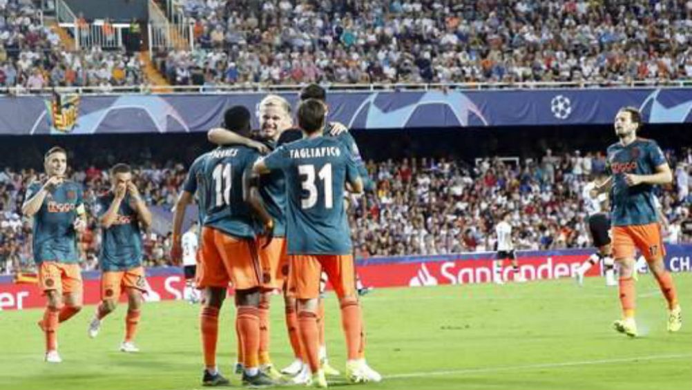 Jugadores del Ajax festejando una anotación en Mestalla 