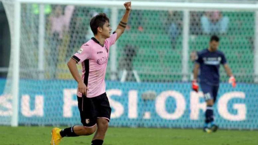 Dybala festeja una diana con el Palermo