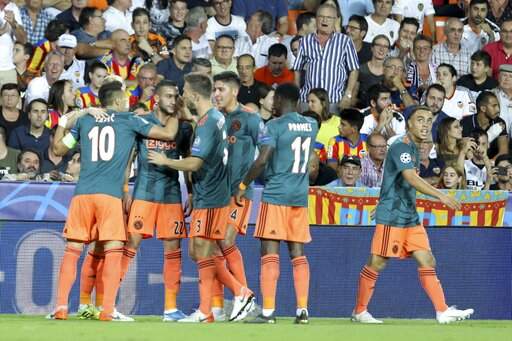 Jugadores del Ajax festejando una anotación en Mestalla 