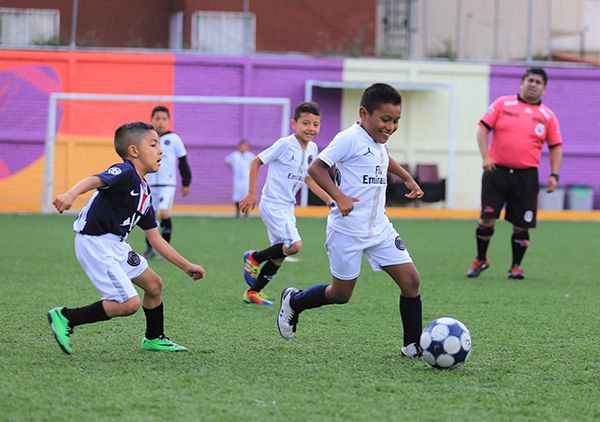 La disputa por el balón en uno de los partidos