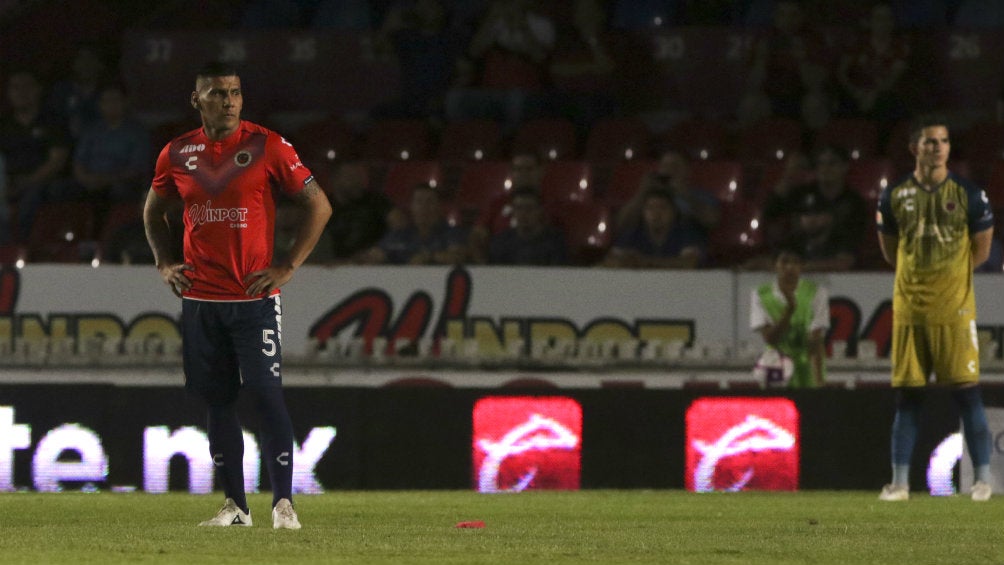 Salcido y Jurado no luchan por la pelota en juego contra Tigres