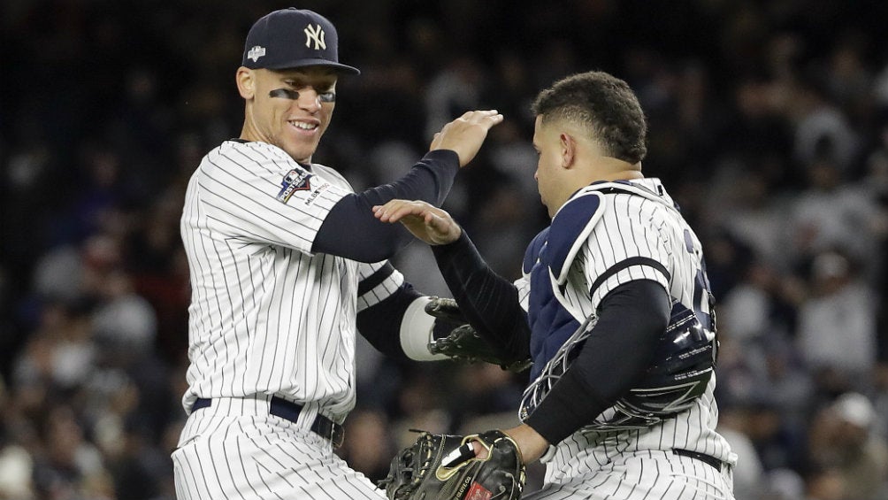 Yankees celebra un homerun contra los Astros de Houston