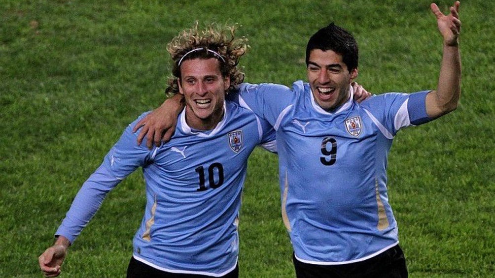 Forlán y Suárez clebran un gol en el Mundial de Sudáfrica 2010 