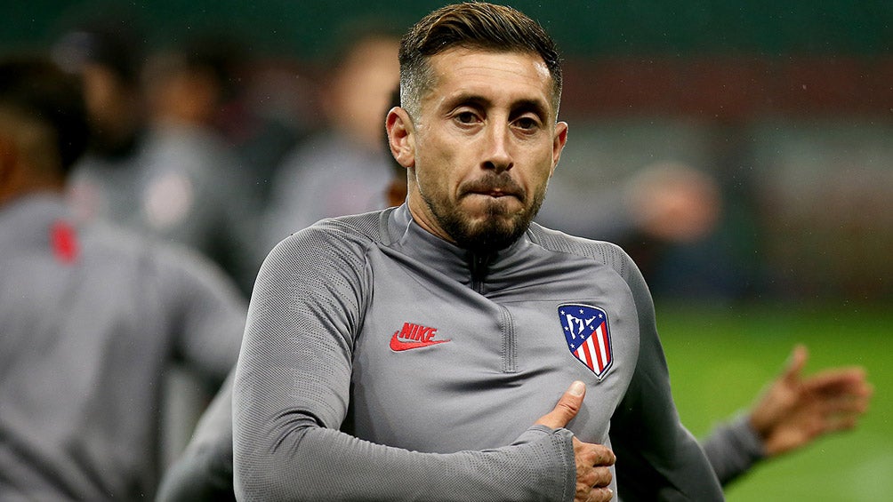 Héctor Herrera, durante un calentamiento con el Atlético 